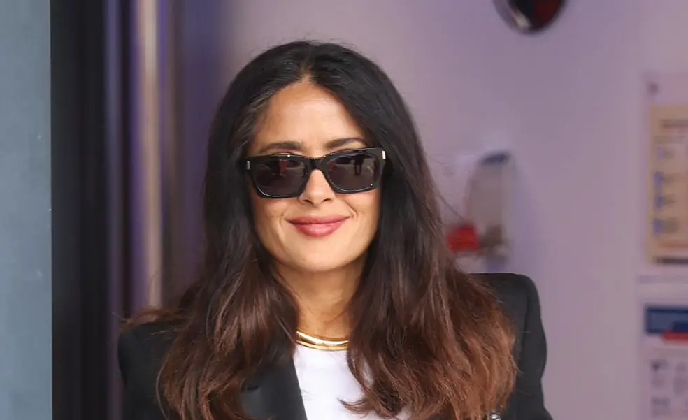 Salma Hayek causo revuelo en Cannes con su viral camiseta