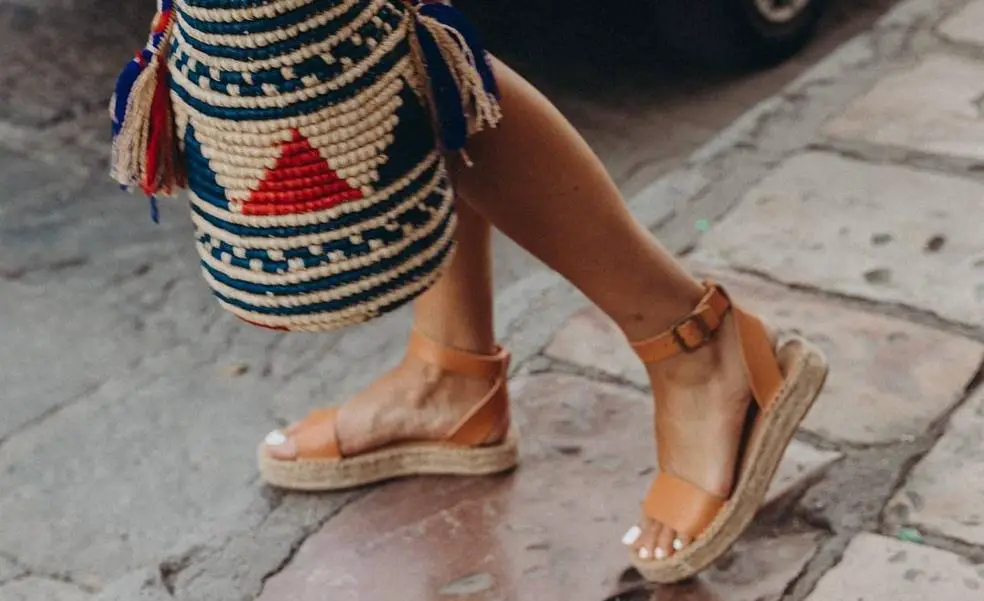 10 sandalias de plataforma de yute perfectas para chicas bajitas