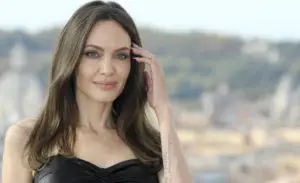 1686231911 Hablemos del maquillaje de Angelina Jolie asi le quito anos