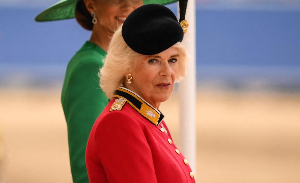 1687024507 Camilla viste un vestido rojo de estilo militar y es