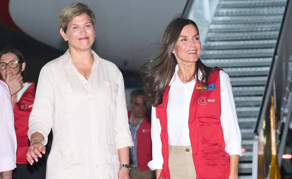 La reina Letizia llega a Colombia con pantalones cargo de
