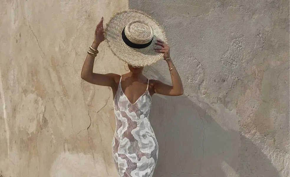 Un espectacular economico y transparente vestido que arrasa en Instagram