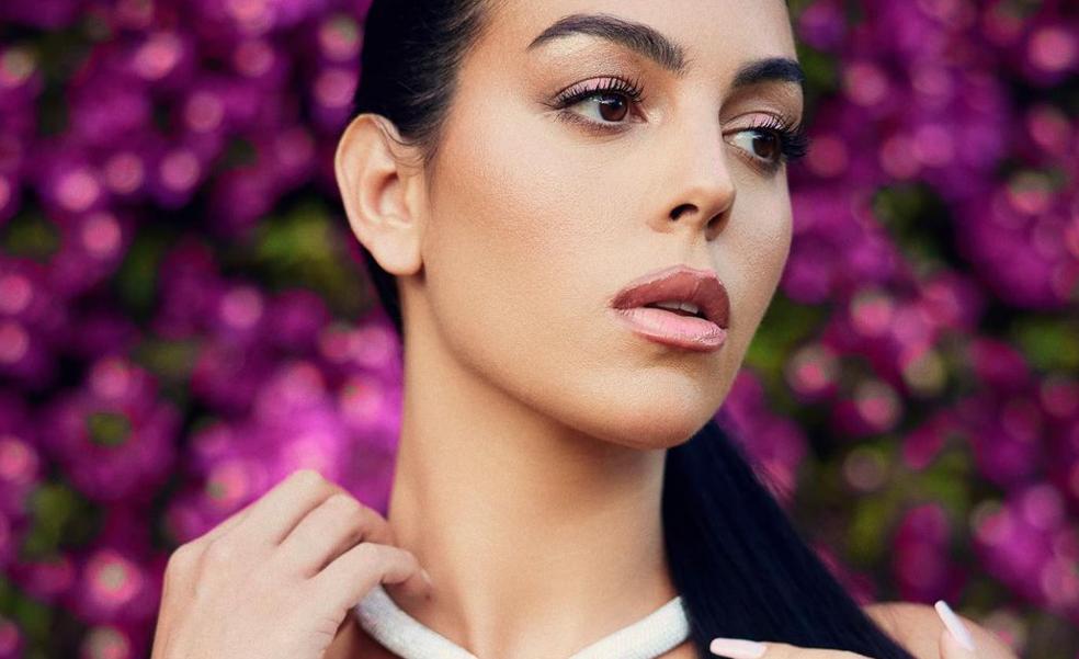 1689178506 Manicura blanca las unas que Georgina Rodriguez vuelve a poner