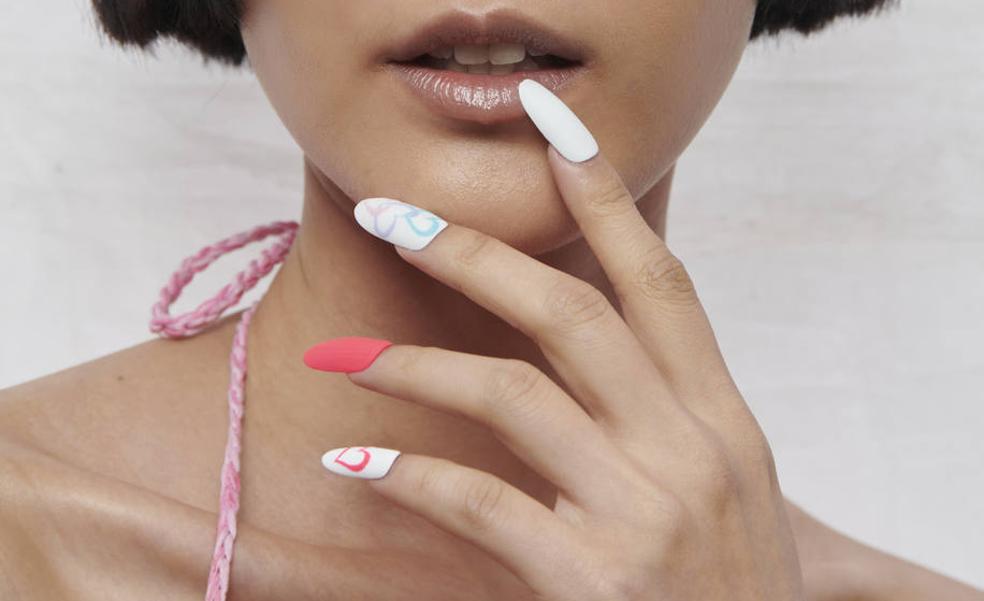 Como hacer la manicura de verano despareja a la moda