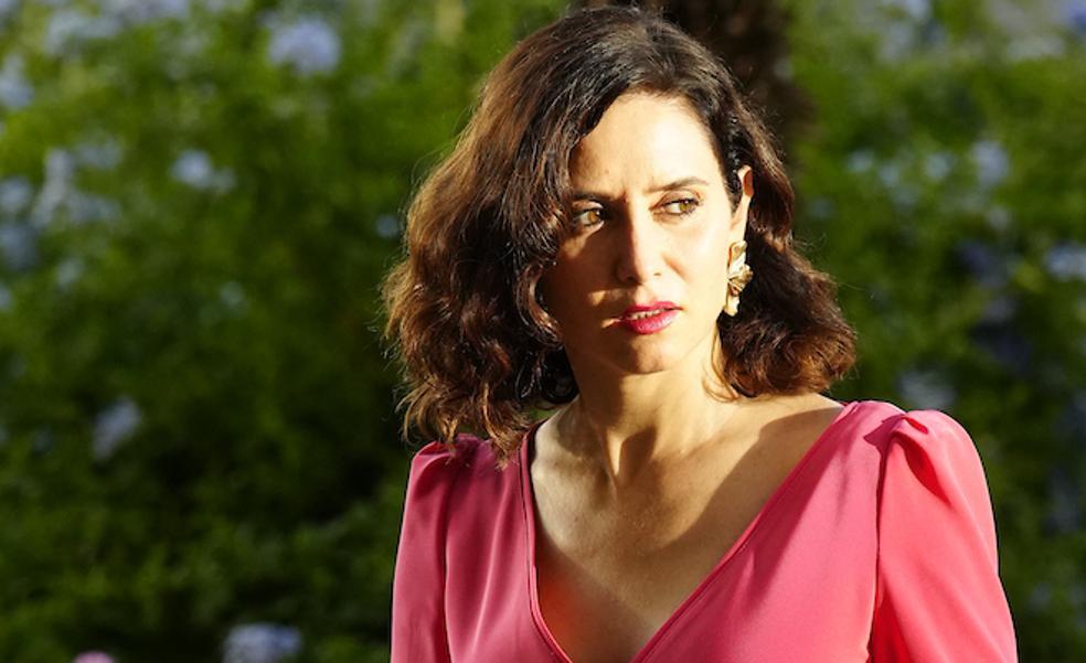Isabel Diaz Ayuso chic de rosa en los Premios Mariano
