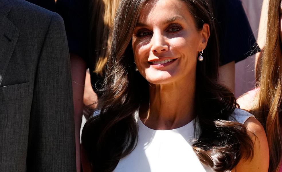 La reina Letizia tiene el vestido blanco perfecto el look