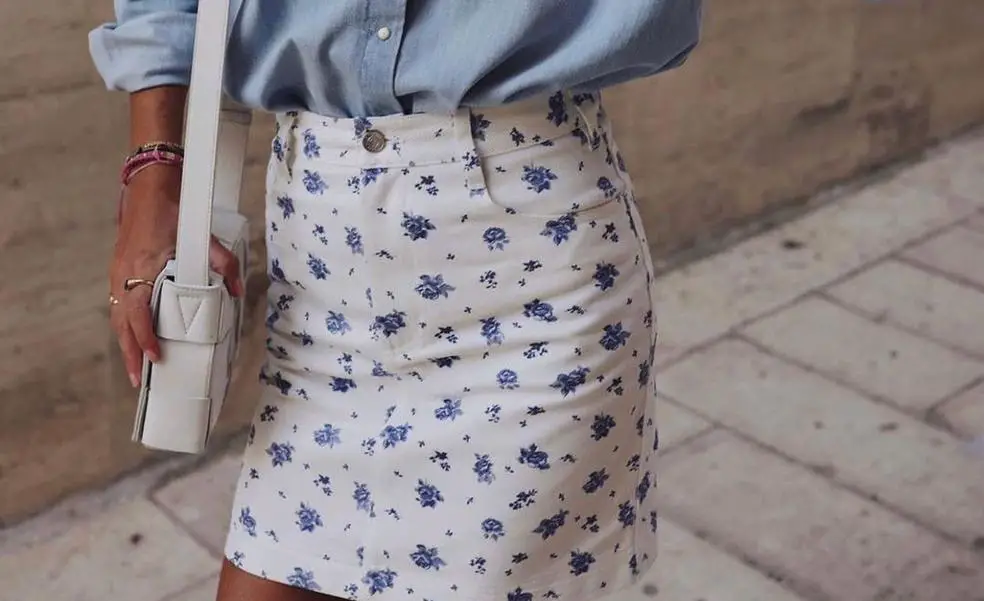 Una minifalda con estampado floral que a las francesas les