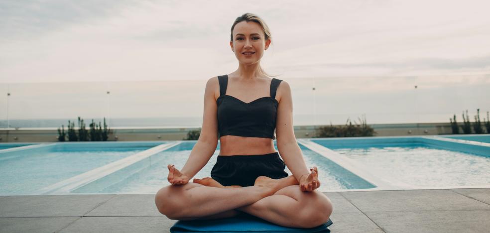 El surco se extiende manualmente en un calcetin grande yoga