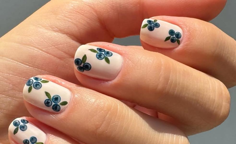 Solo necesitas un tenedor para hacer esta manicura floral en