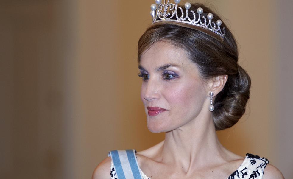 ¿Por que la reina dejo que las cartas tomen solo