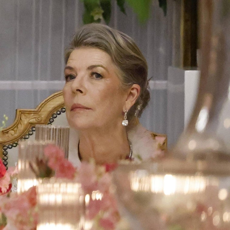 La historia herbal de los aretes de Caroline de Monaco